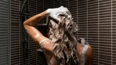 Kiedy lepiej myć włosy – rano czy wieczorem: warto to wiedzieć