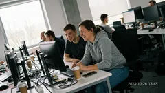 Historka z pracy: Stażysta zadał jedno pytanie, a całe biuro wybuchło śmiechem