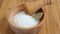 Miska z solą i trzema liśćmi laurowymi na parapecie – skuteczna metoda na popularny problem