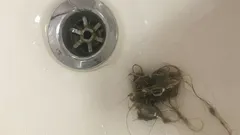 Jak na zawsze pozbyć się włosów w rurze kanalizacyjnej: szybkie i bardzo proste rozwiązanie tego problemu