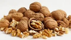 Nie wyrzucaj łupin orzechów włoskich: te „śmieci” pomogą rozwiązać wiele domowych problemów