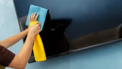 Wielu ludzi źle czyści swoje telewizory – oto jak robić to bez smug i zarysowań