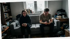 Krótka historia: Jedno jego słowo na kanapie sprawiło, że coś się we mnie złamało