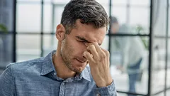 Wielu robi to, nawet nie zdając sobie z tego sprawy: gest, który od razu zdradza brak pewności siebie